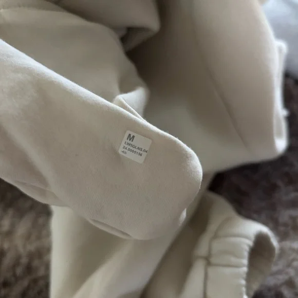 Lululemon Scuba Mid-Rise Oversized Jogger - Light Ivory - Size M - Picture 7 of 7